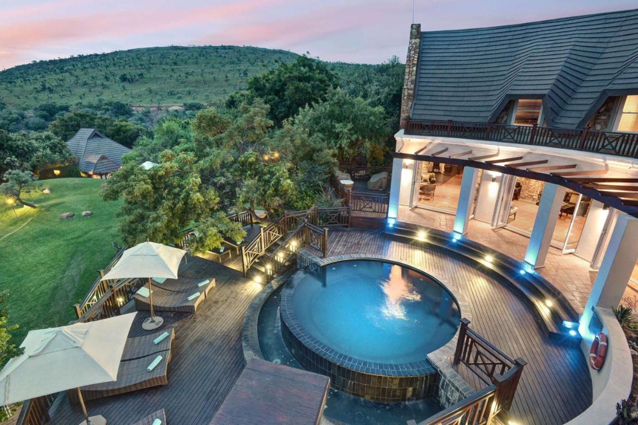 Mount Grace Hotel & Spa Магалисбург Экстерьер фото The swimming pool at the resort