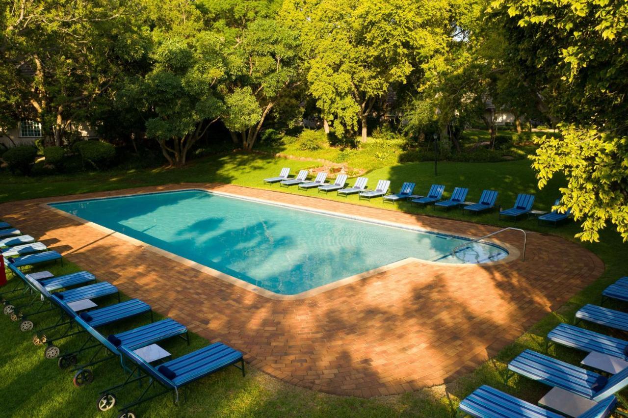Mount Grace Hotel & Spa Магалисбург Экстерьер фото The swimming pool at the hotel