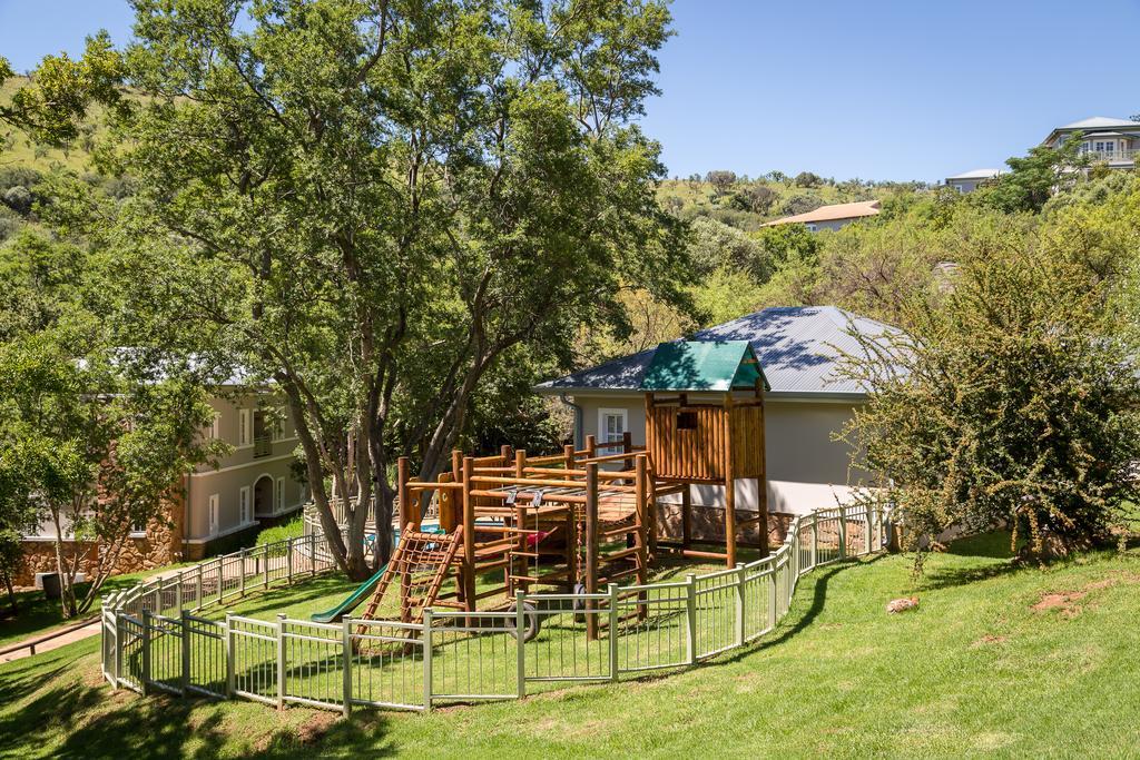 Mount Grace Hotel & Spa Магалисбург Экстерьер фото A treehouse in a backyard