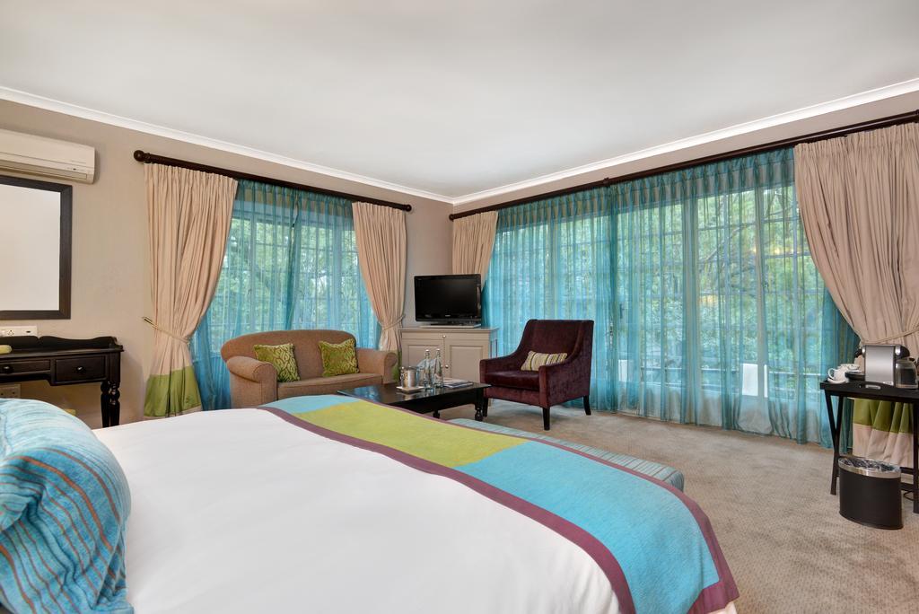 Mount Grace Hotel & Spa Магалисбург Экстерьер фото A bedroom at the Taj Bengal